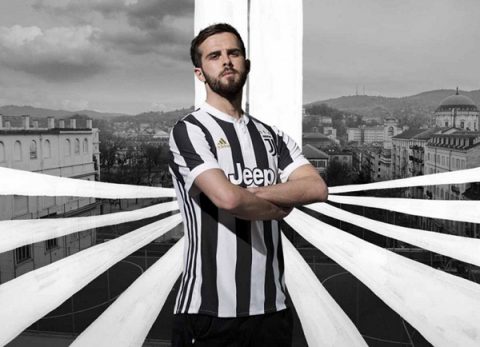 Juventus trình làng áo đấu với logo lạ mắt