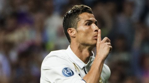 Ronaldo mượn tay MU để “chơi chiêu” với Real