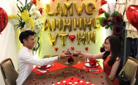 Tuyển thủ U23 Việt Nam có màn cầu hôn lãng mạn như phim Hàn
