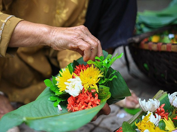 Người Việt với văn hóa dâng hoa tươi khi lễ chùa