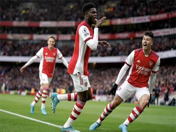 Tin Arsenal 14/3: Pháo thủ trở lại Top 4 sau khi thắng Leicester