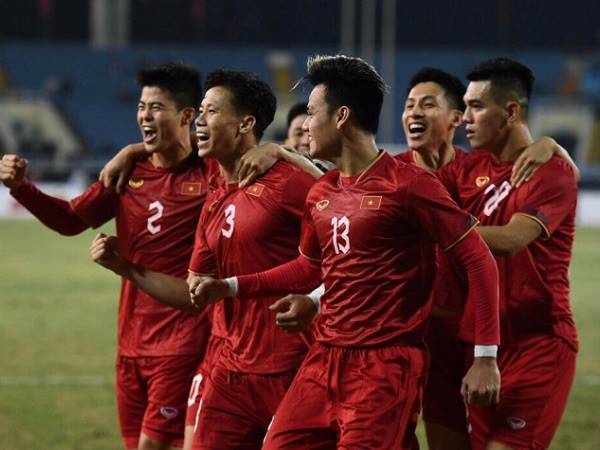 Bóng đá Việt Nam 3/1: Tuyển Việt Nam đặt vé đi Indonesia đá bán kết