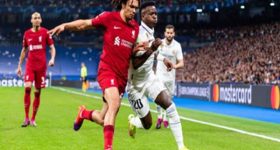 Tin Liverpool 16/3: The Kop nên thay một hậu vệ phải chất lượng