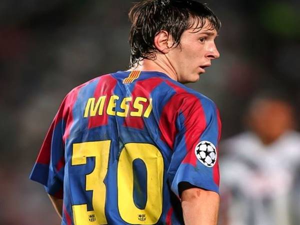 Số áo đầu tiên của Messi là số mấy?